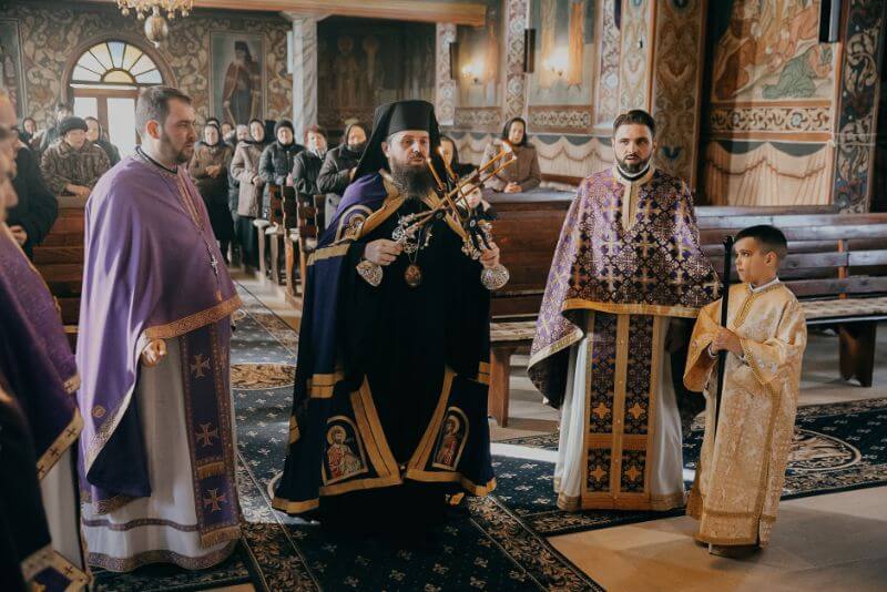 PS Benedict a săvârșit Liturghia Darurilor în Parohia Cătina.